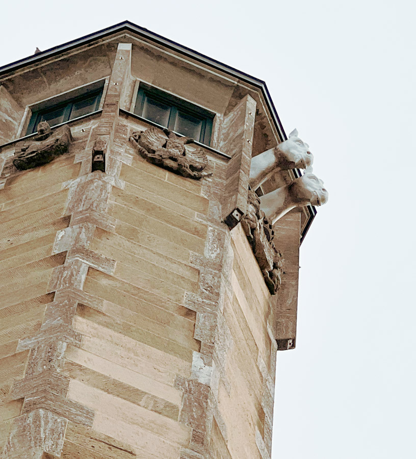 Richmodis Pferde am Turm eines Hauses Am Neumarkt