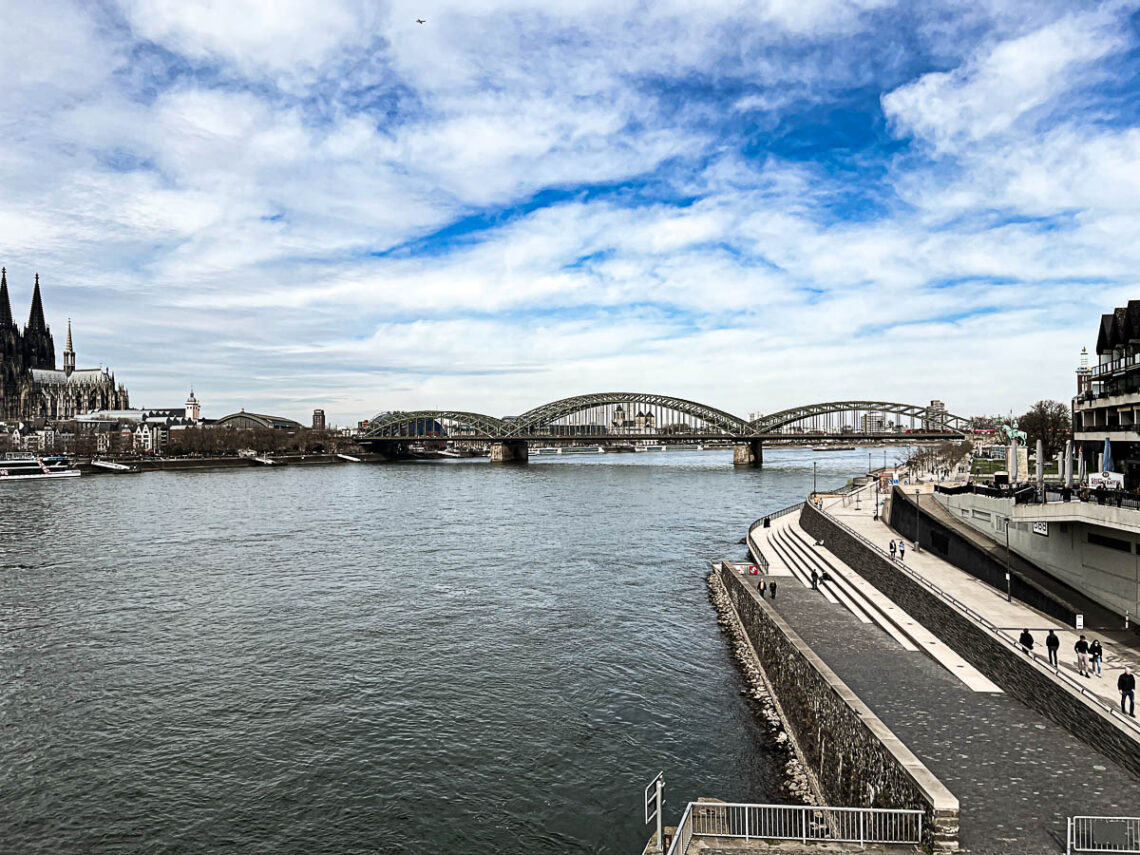 Links der Dom, in der Mitte die Hohhenzollernbrücke und rechts die Promenade , In der Mitte der Rhein