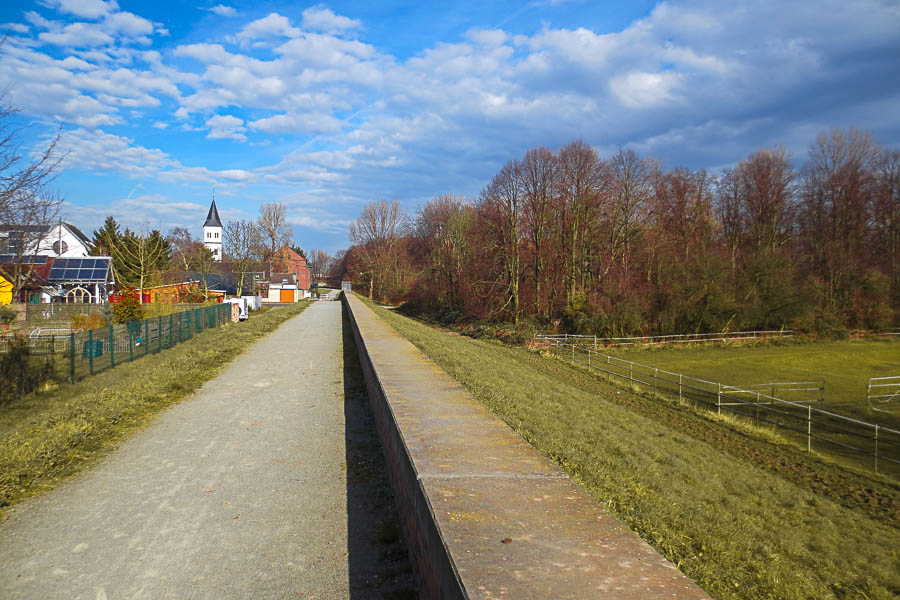 Auf dem Deich im Kölner Norden am Rhein entlang