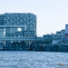 Schokomuseum vom Wasser aus. Im Hintergrund die Severinsbrücke und die Kranhäuser